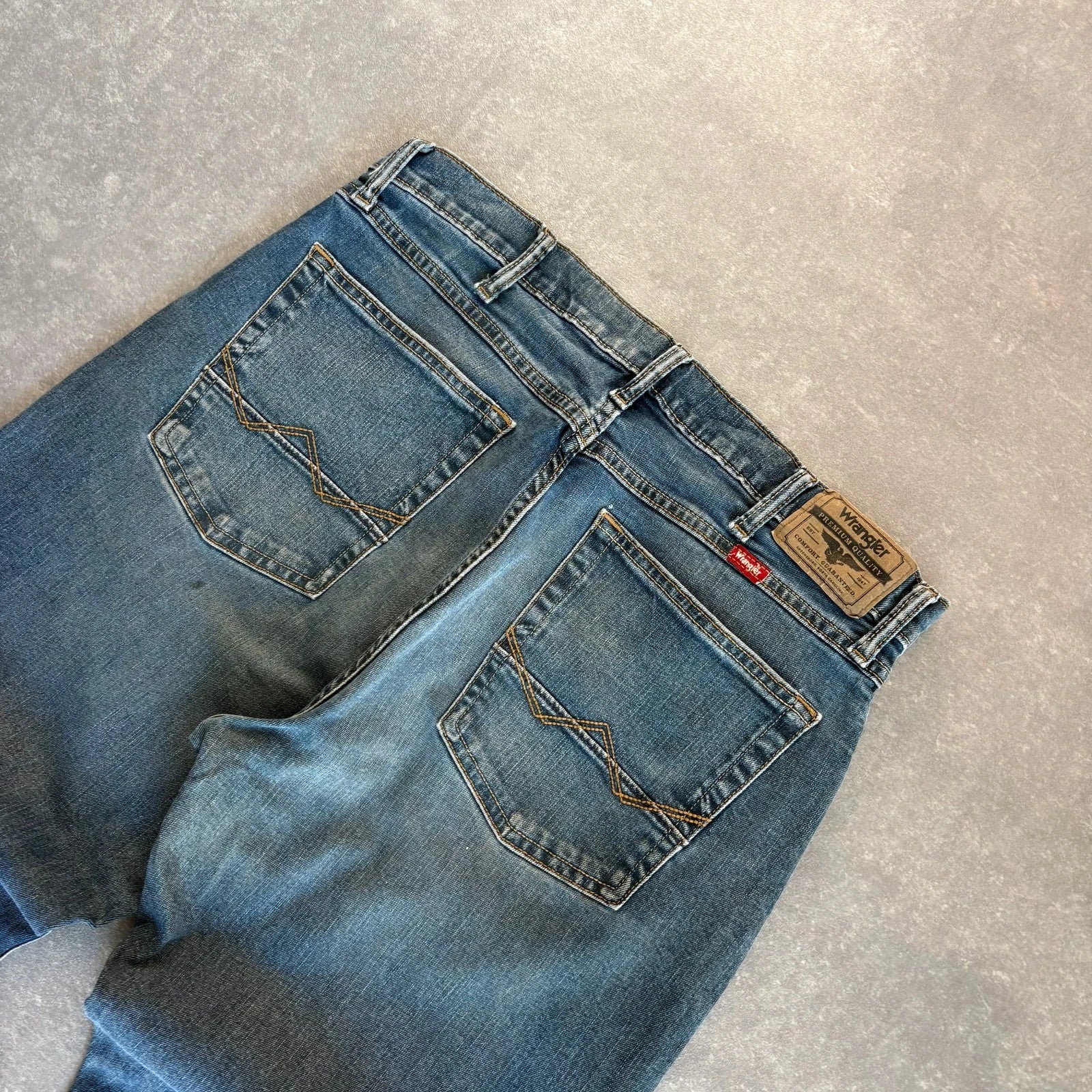 Wrangler Slim Fit Light Wash Denim Jeans Mens Straight Leg Red Tab Vintage Smaller Fit Casual Cotton