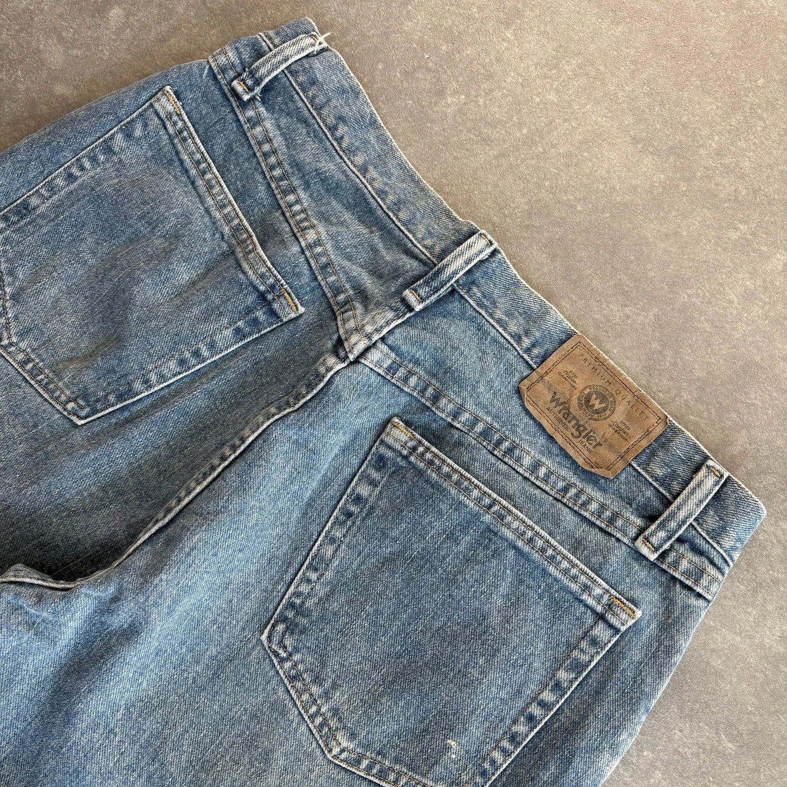Wrangler Straight Leg Jeans Mid Wash Blue Denim Vintage Workwear Western Casual Mens W33 L32